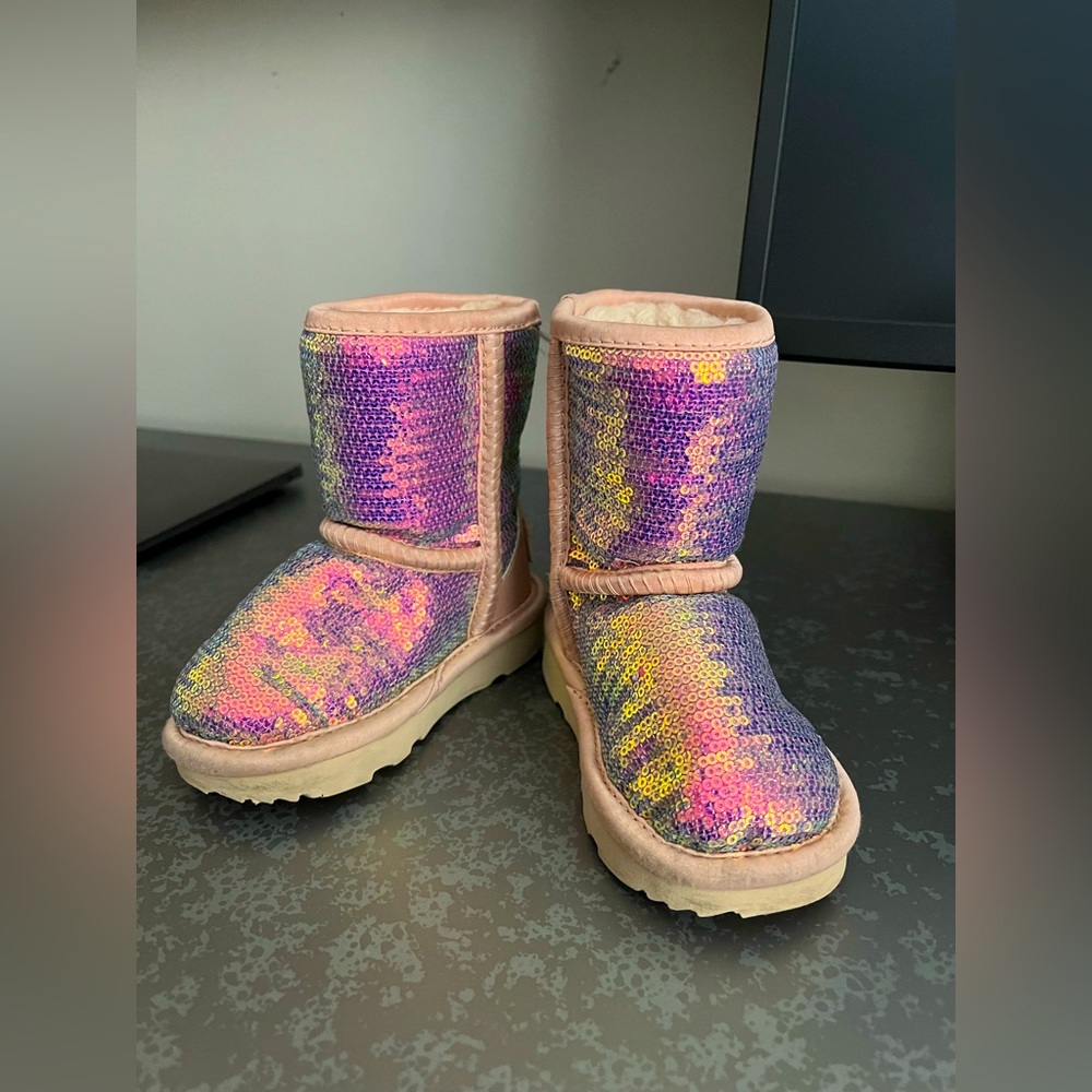 UGG Boots Girls Toddler Size 6 Good Condition
